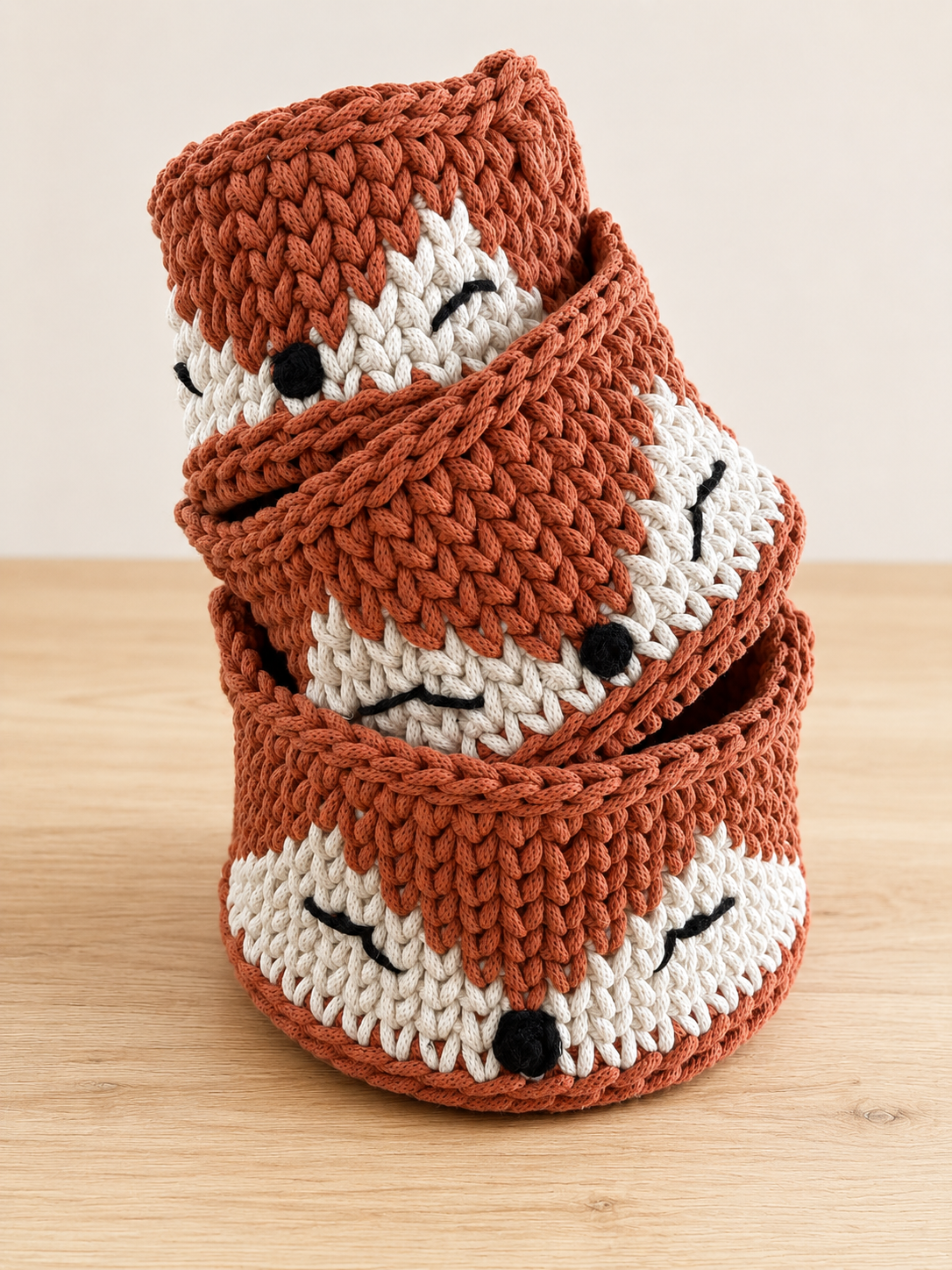 Onze handgemaakte dierenmandjes worden volledig op maat gehaakt, in de kleuren die jij kiest en perfect passend bij jouw babykamer, kinderkamer of speelhoek. Elk mandje wordt gemaakt met kwaliteitsvolle Bobbiny garens, waardoor het stevig, duurzaam en mooi van vorm blijft.
Kies jouw favoriete dier, kleur en formaat, en wij creëren een uniek opbergmandje dat helemaal aansluit bij jouw interieur. De mandjes zijn ideaal voor het opbergen van knuffels, speelgoed, boekjes, verzorgingsproducten of andere kleine schatten.
Op zoek naar een origineel geboortecadeau, verjaardagscadeau of een leuke verrassing voor een kleine dierenvriend? Met een gepersonaliseerd dierenmandje geef je een praktisch én blijvend cadeau waar jarenlang van genoten wordt.