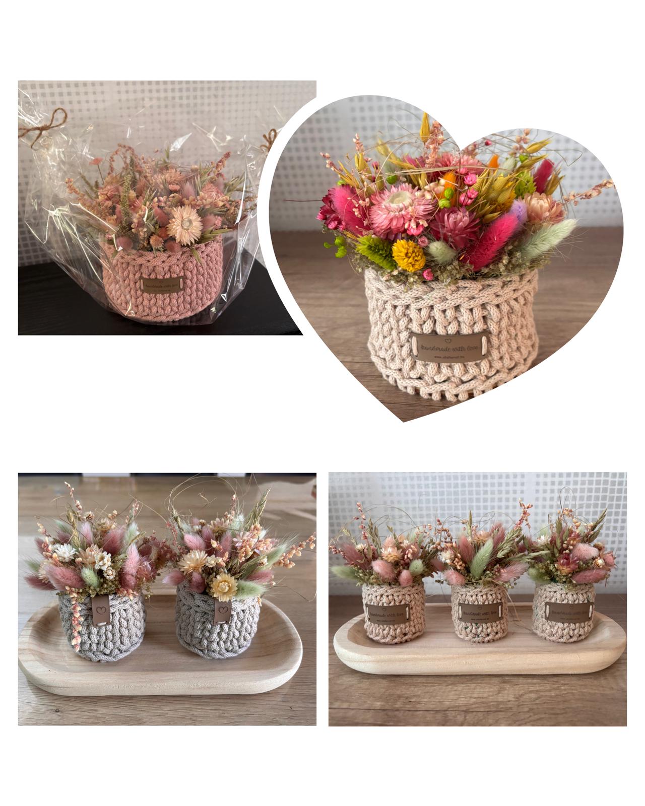 Verras je mama met een uniek handgemaakt bloempotje gevuld met prachtige droogbloemen. Elk bloempotje wordt met de hand gehaakt en afgewerkt met een stijlvol droogbloemboeketje, waardoor het een blijvend en persoonlijk Moederdagcadeau is. Verkrijgbaar in verschillende maten, kleuren en bloemcombinaties, perfect als decoratie of origineel geschenk.